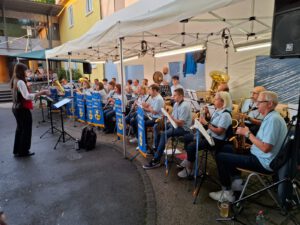 Sommerfest Beinstein 2025 Lyra Schmiden großes Orchester Holzbläser und Dirigentin