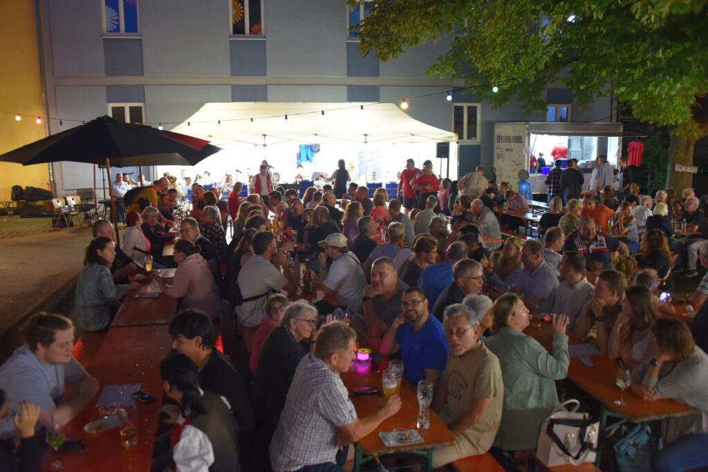 Sommerfest Beinstein 2025 Publikum auf dem Schulhof vor dem Bühnenzelt großes Orchester Lyra Schmiden