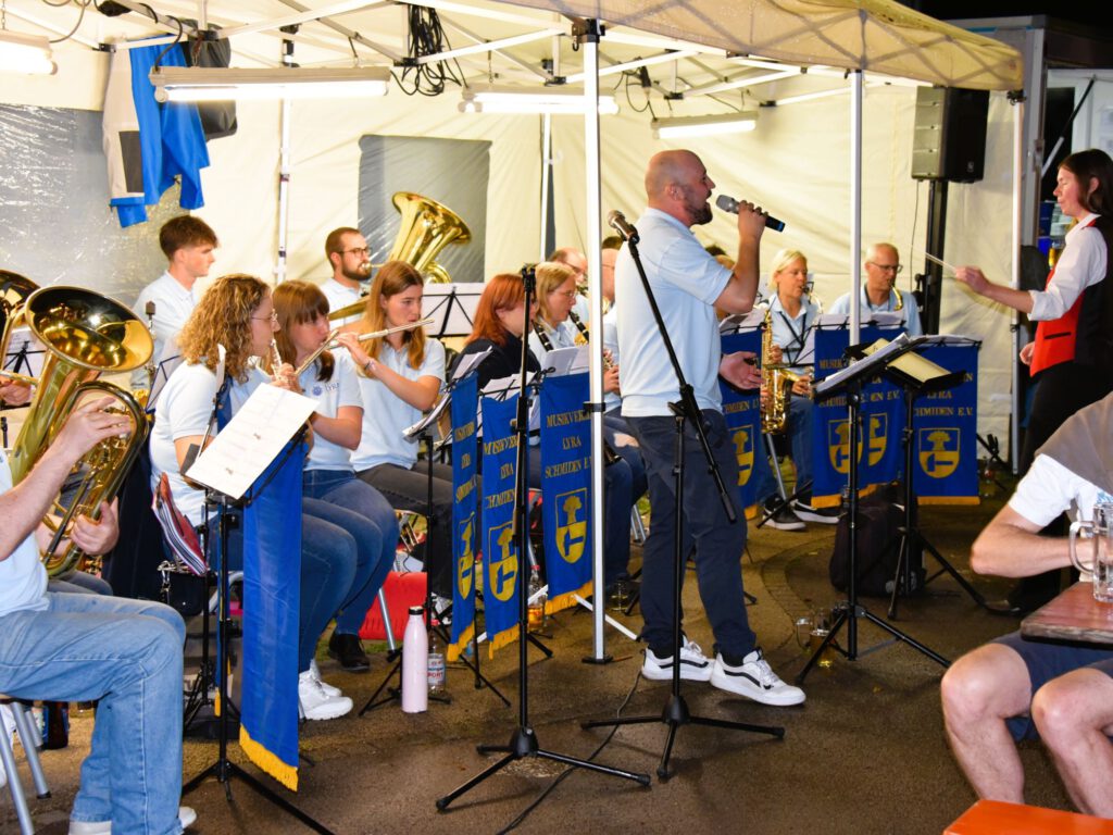 Großes Orchester MV Lyra Schmiden beim Konzert in Beinstein