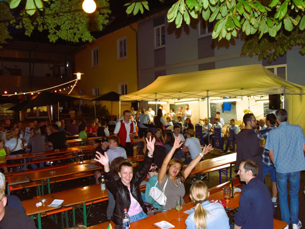 Feierlaune des Publikums zu später Stunde beim Auftritt MV Lyra Schmiden Sommerfest in Beinstein